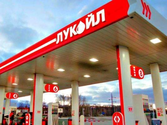 Какой бензин лучше в 2022 году – Лукойл или Газпром?