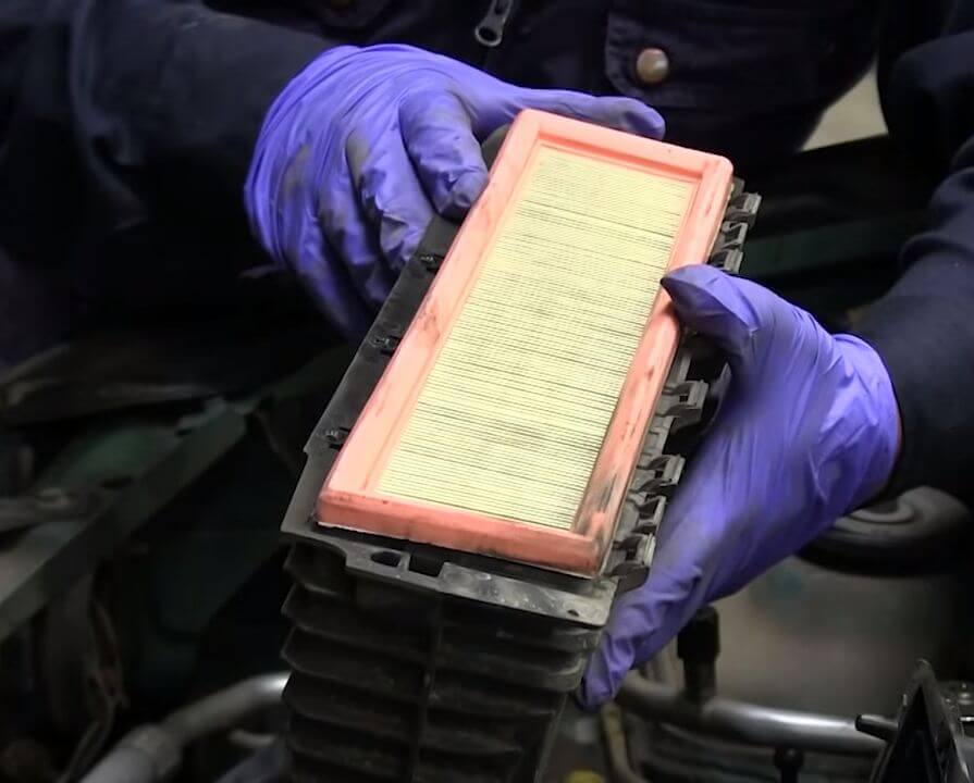 Замена воздушного фильтра на автомобиле своими руками