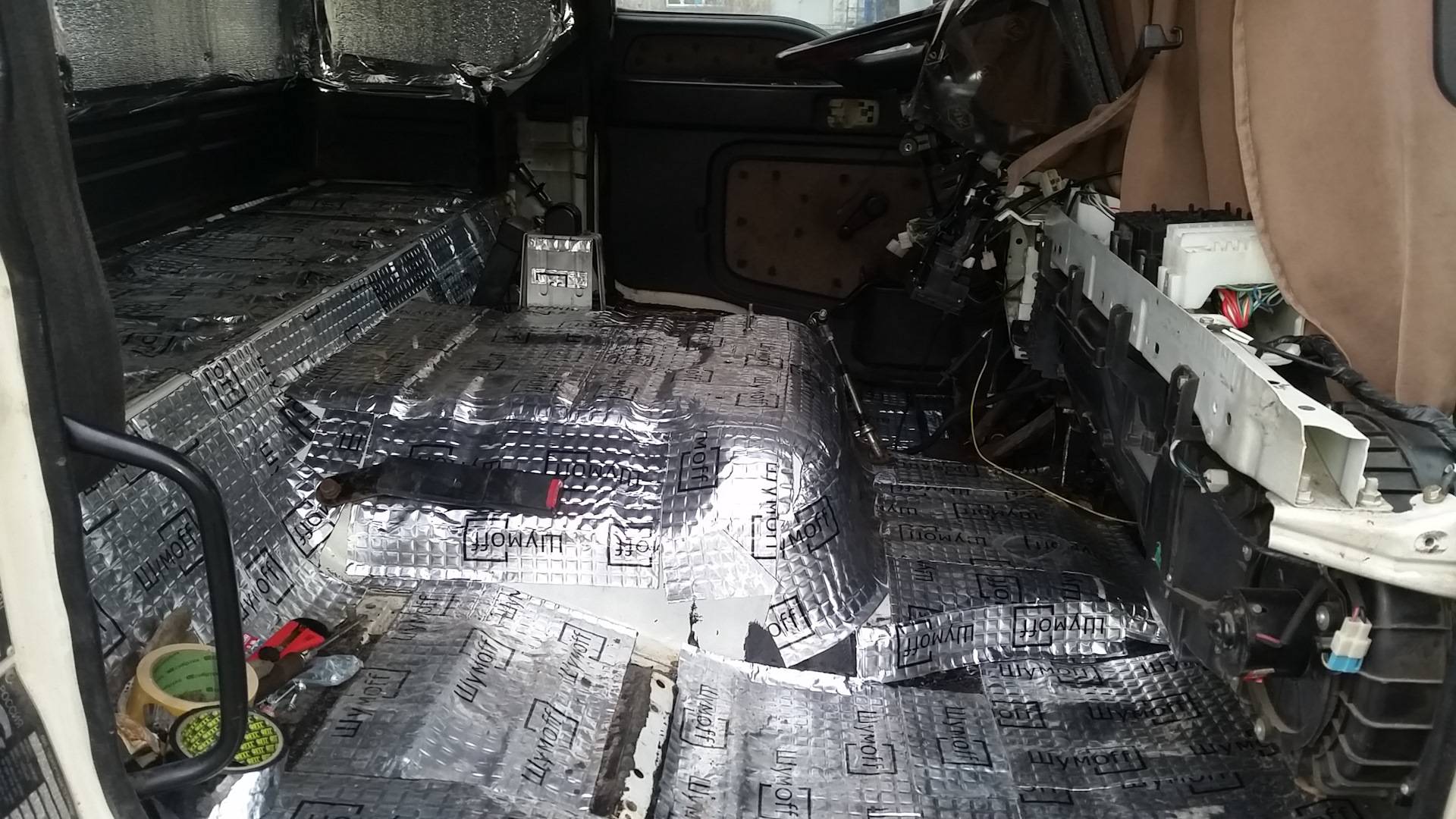Уменьшение звука двигателя автомобиля в салоне
