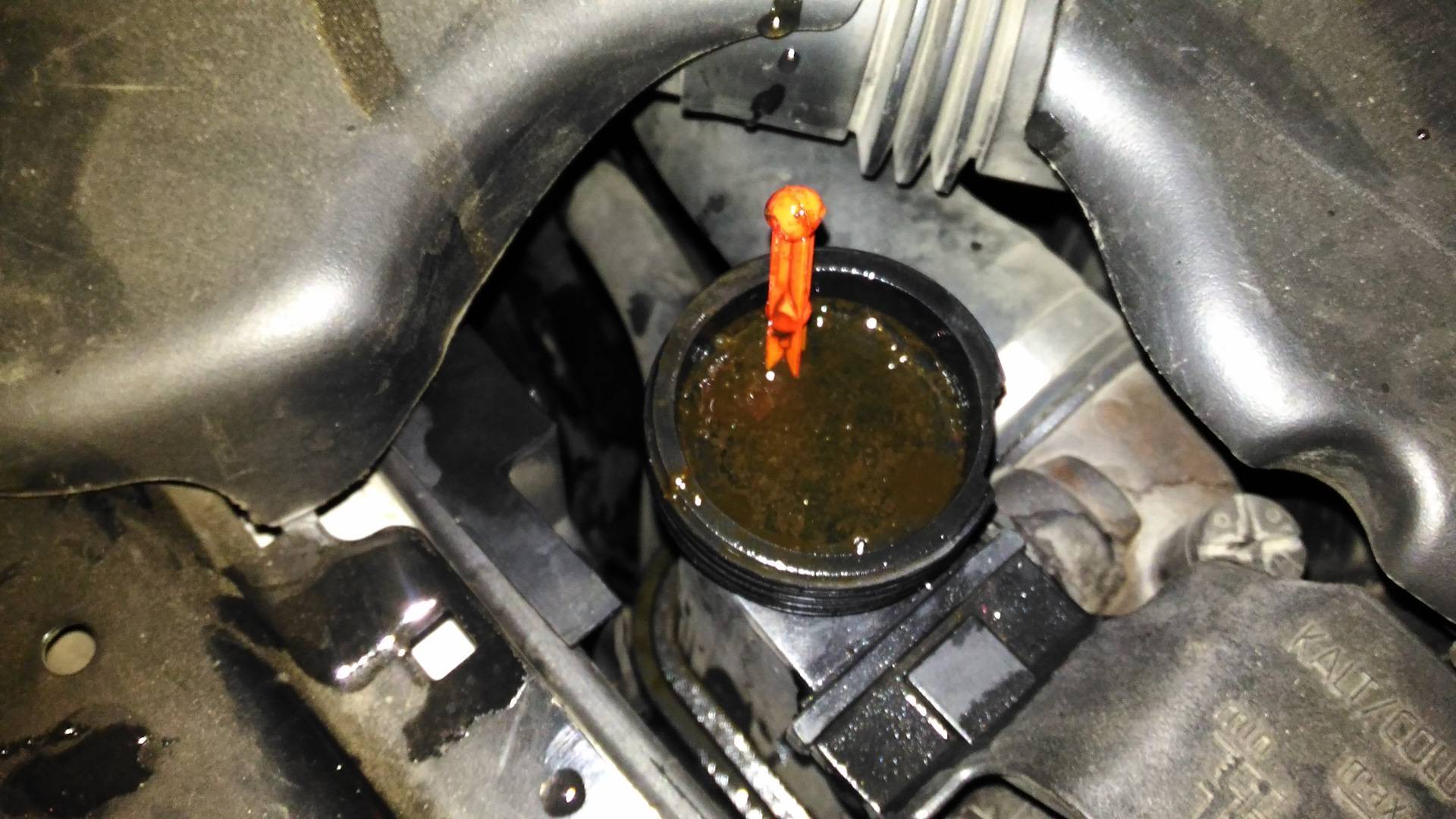 Выдавило масло из двигателя причины