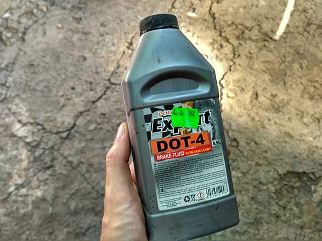 Когда и зачем нужно менять тормозную жидкость в автомобиле