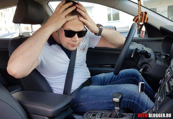 При езде водитель включил заднюю на скорости: что будет с коробкой «механика» и «автомат»