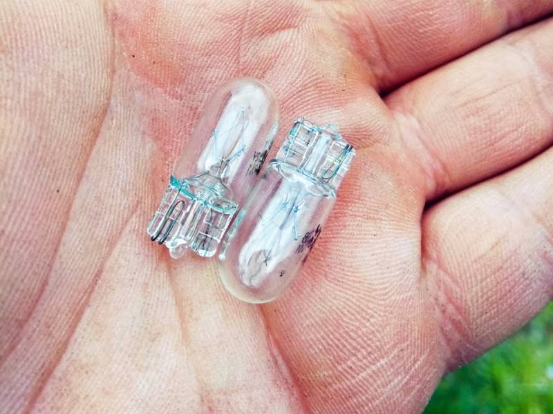 Как заменить лампы габаритных огней на Рено Логан?