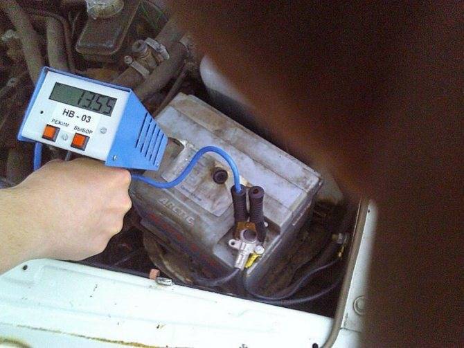 Как проверить уровень заряда аккумулятора на автомобиле с помощью мультиметра или нагрузочной вилки?