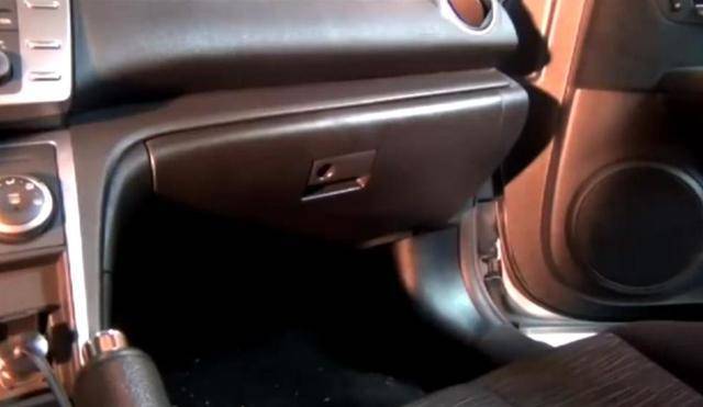 Как заменить салонный фильтр в Mazda 6?
