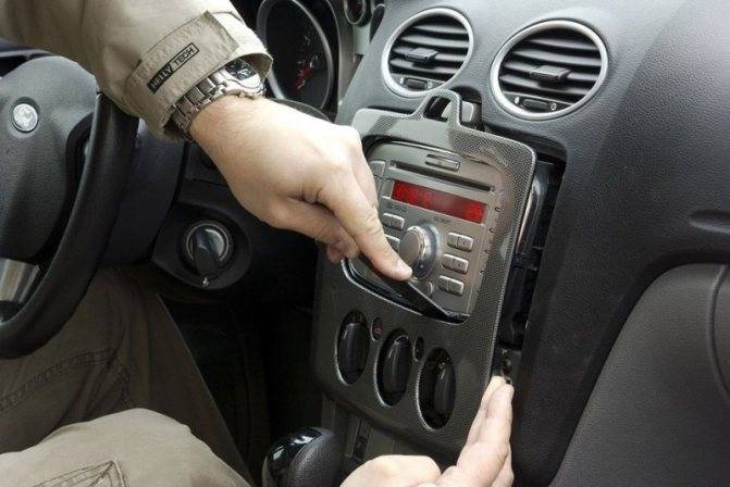 Как снять автомагнитолу без ключей: что нужно знать